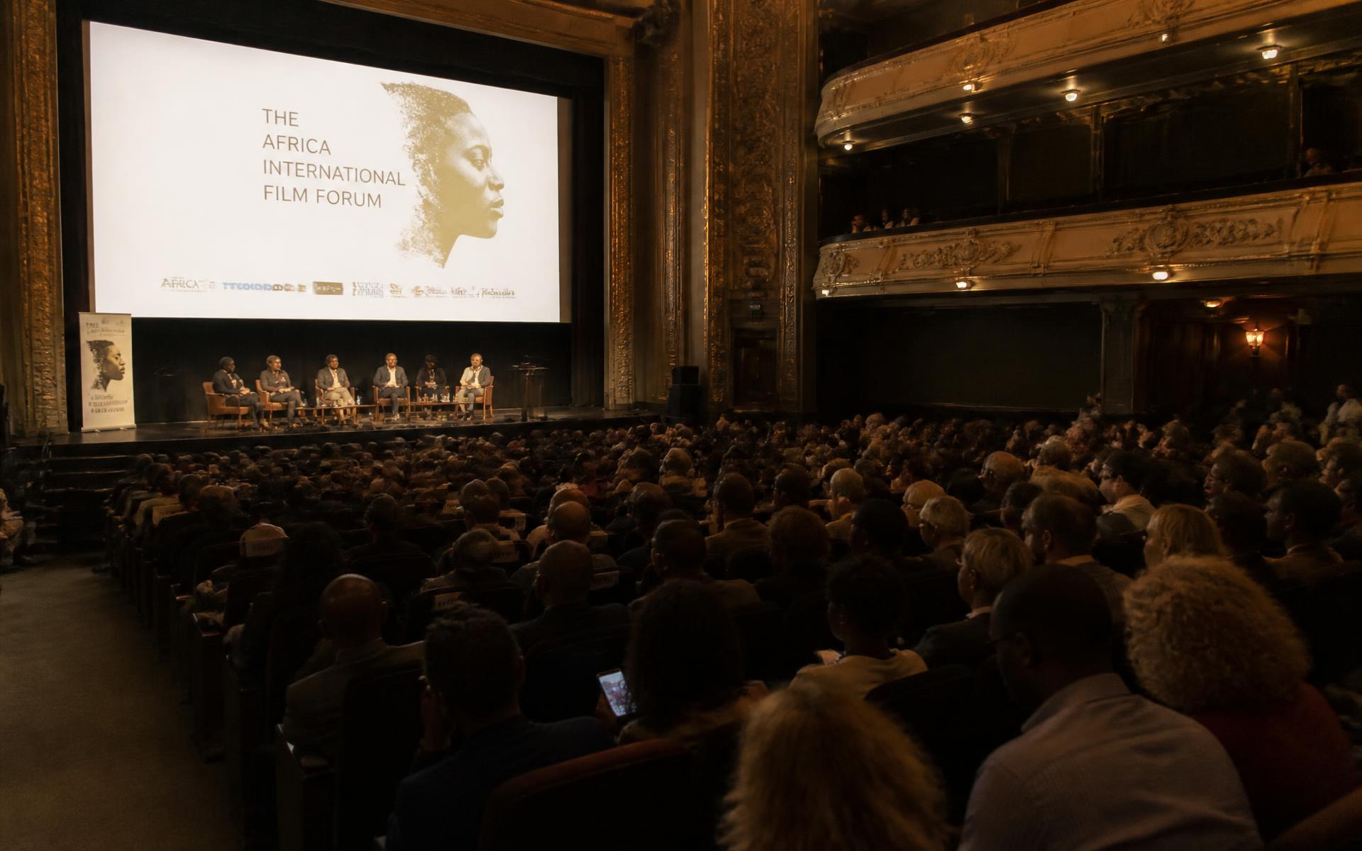 Salle de cinéma accueillant une rencontre professionnelle internationale